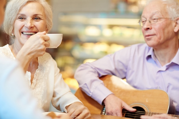 Tempo libero con tè e chitarra