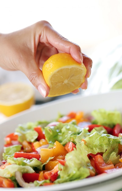 Foto gratuita il limone viene aggiunto nell'insalata