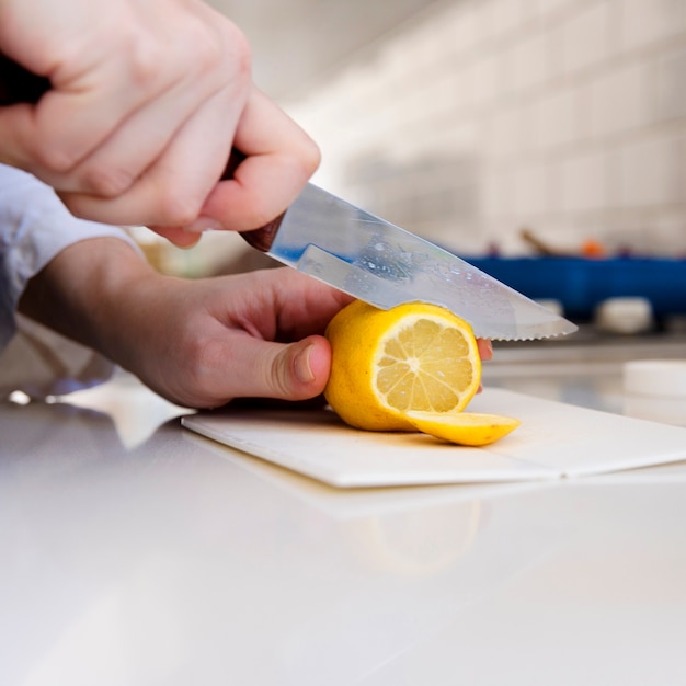 Free photo lemon being cut