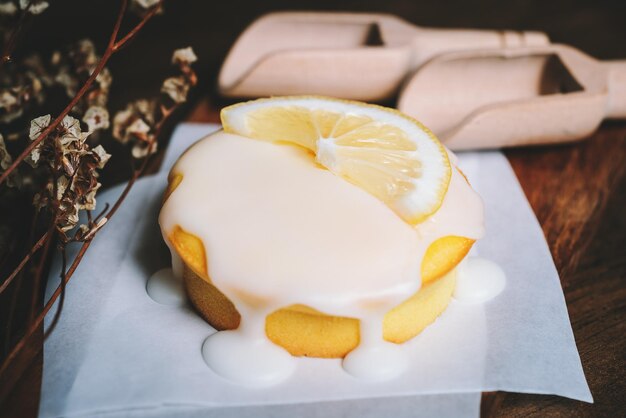 テーブルの上のレモンケーキアイシング釉薬カップケーキ
