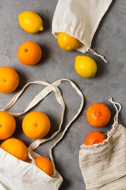Foto gratuita limone e agrumi in sacchetti per una mente sana e rilassata