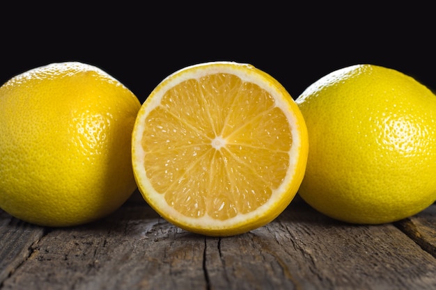 Лимонно-цитрусовые на деревянном столе Premium Фотографии