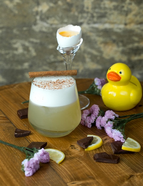 Foto gratuita cocktail al limone con cannella sul tavolo