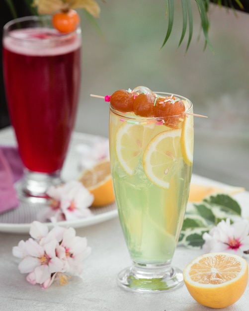 Лимонный коктейль с кусочками фруктов