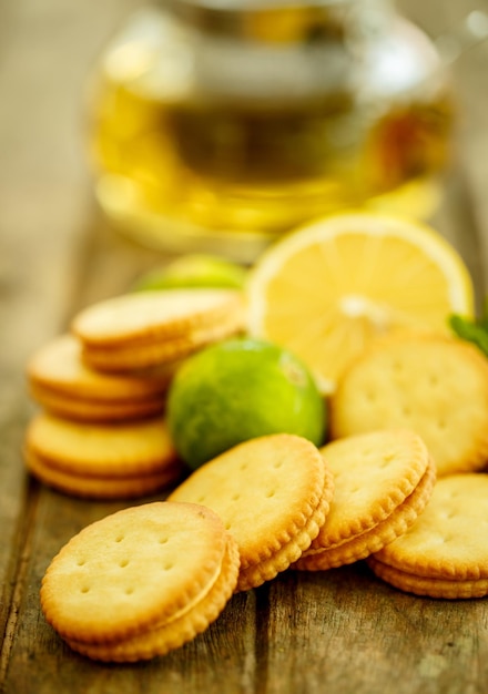 Free photo lemon cookies with tea