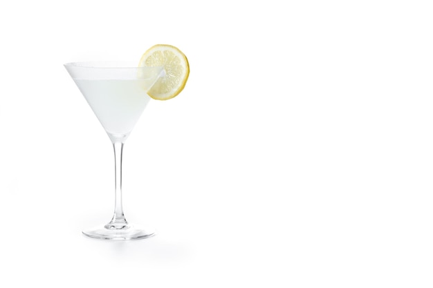 Foto gratuita cocktail martini goccia di limone isolato su sfondo bianco