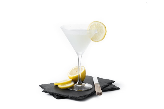 Коктейль мартини с лимонной каплей на белом фоне