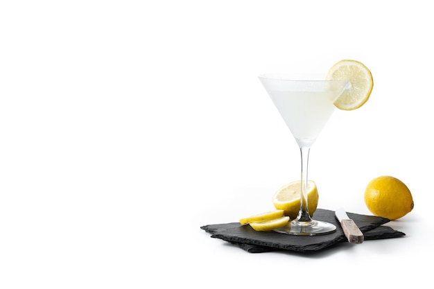 Foto gratuita cocktail martini goccia di limone sulla tavola di legno