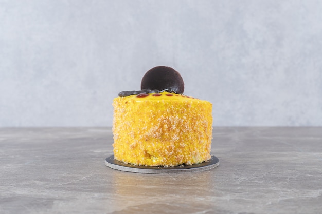 大理石の表面の小さなケーキにレモンフレーバーコーティング