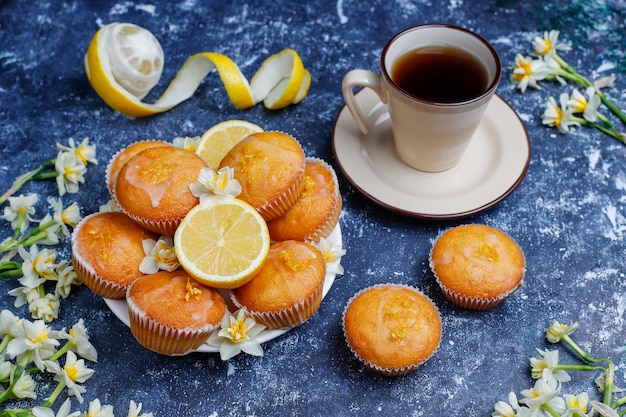 Free photo lemon jelly candies with fresh lemons ,top view