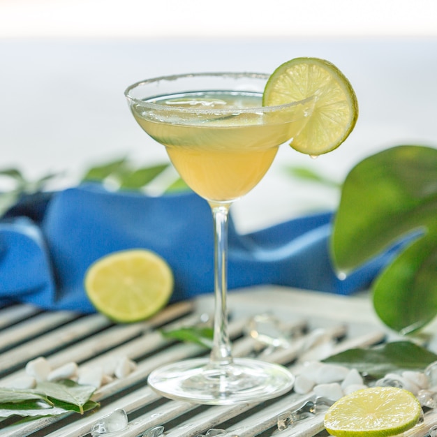 Cocktail di succo di limone con una fetta di limone.