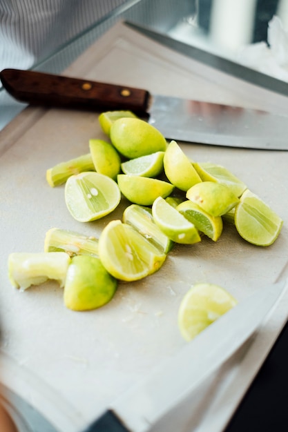 Free photo lemon lime cutting on board with knife