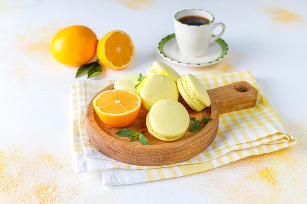 신선한 과일과 레몬 마카롱.
