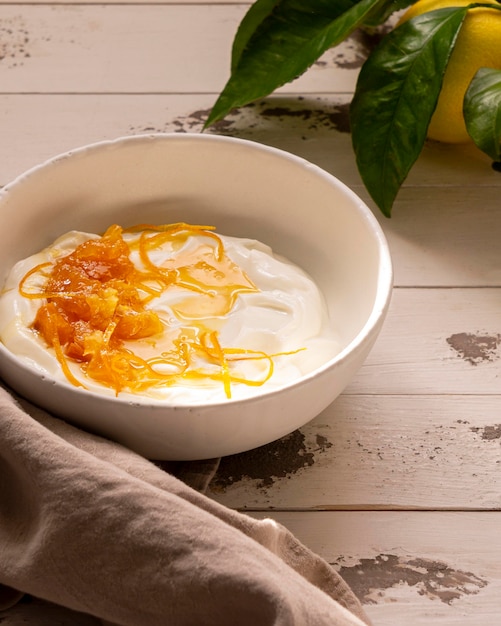 Цедра лимона с йогуртом и медом на деревянном столе