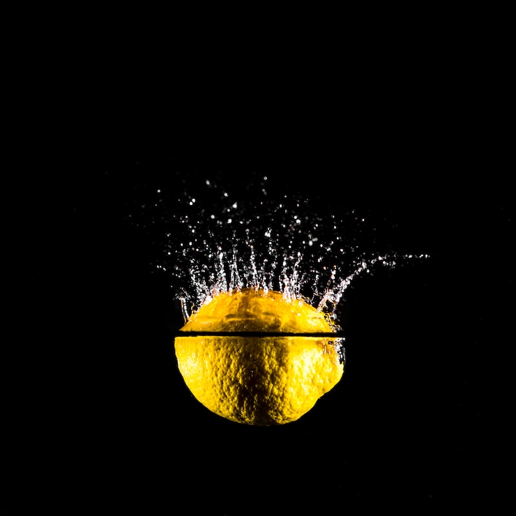 Free Photo lemon plunging into the water