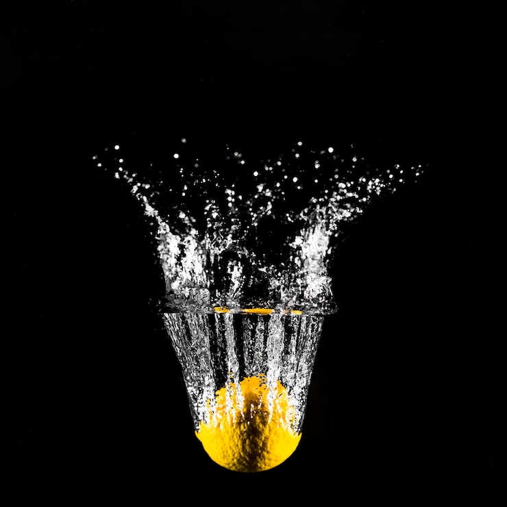 Free Photo lemon plunging into the water