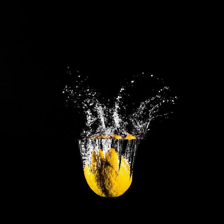 Free Photo lemon plunging into the water