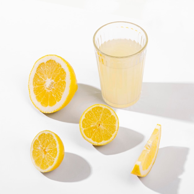 Бесплатное фото Ломтики лимона и сок высокий угол