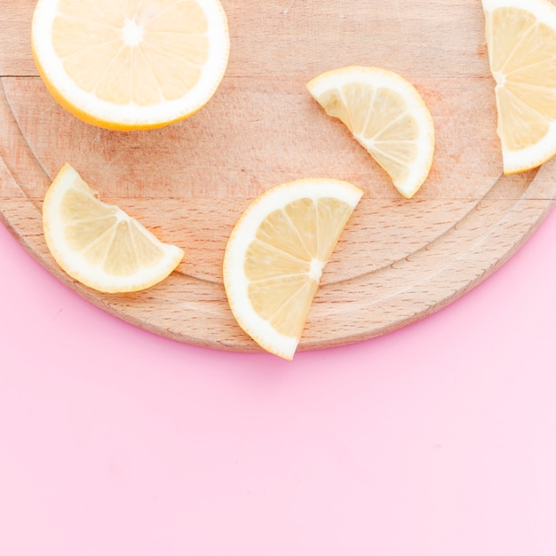 Бесплатное фото Ломтики лимона на разделочной доске