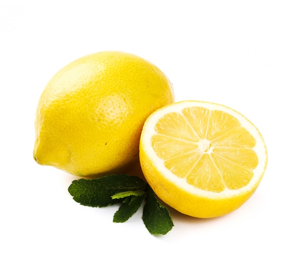 テーブルの上のレモン
