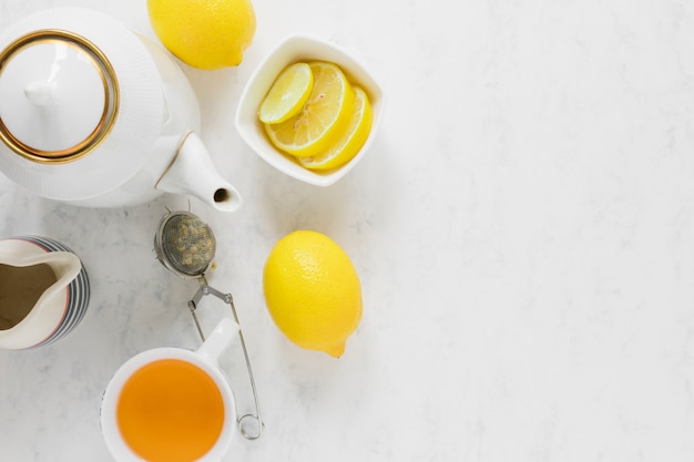 레몬 티 컵과 주전자 복사 공간