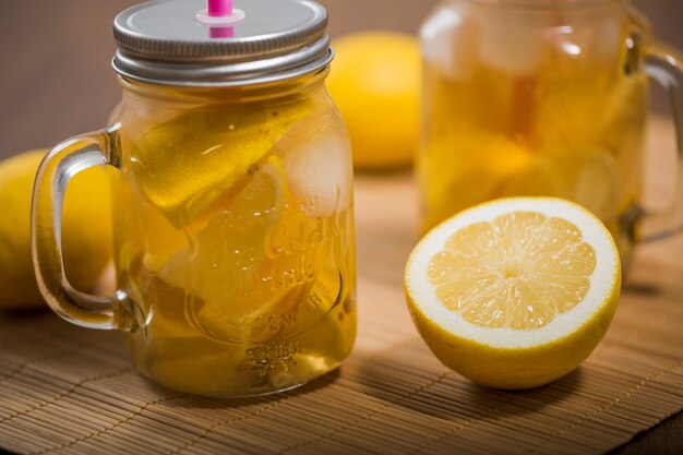 Foto gratuita vasetti di tè al limone