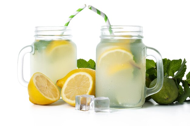 Лимонадный напиток в стеклянной банке и ингредиенты, изолированные на белом фоне