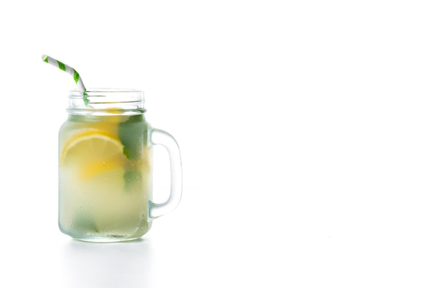Bevanda limonata in un barattolo di vetro isolato su sfondo bianco