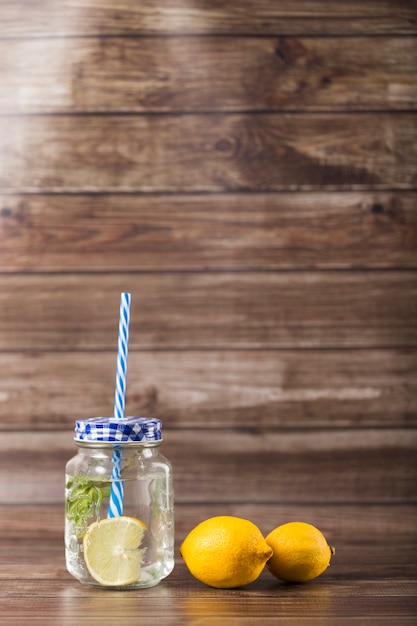 Foto gratuita limonata in barattolo