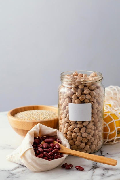 Foto gratuita limoni accanto a vasi con fagioli