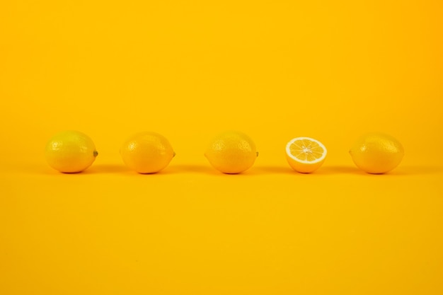 Лимоны на желтой стене
