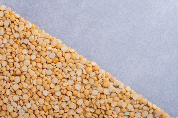 Free photo lentil grains neatly laid out on marble surface