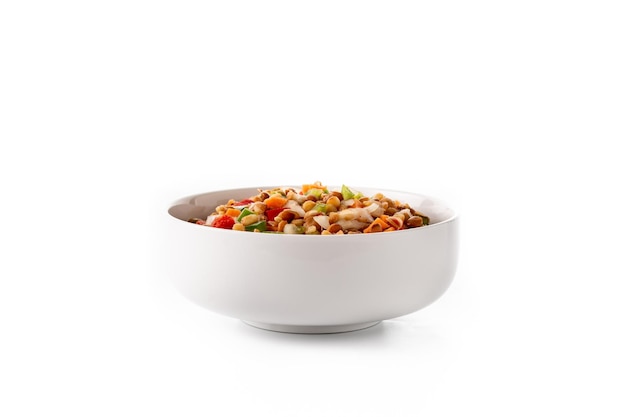 Foto gratuita insalata di lenticchie con cipolla e carote in una ciotola isolata su sfondo bianco