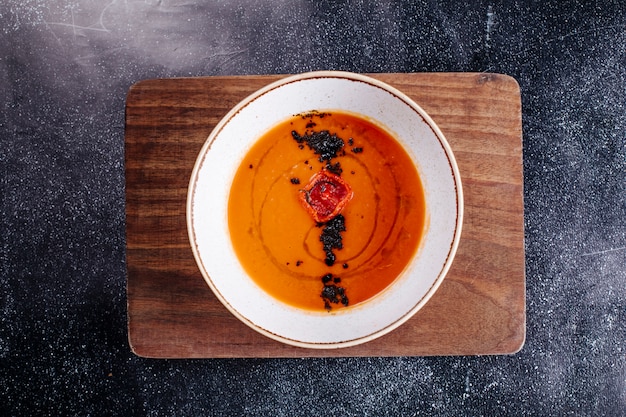 Бесплатное фото Суп из чечевицы в томатном соусе с зеленью и специями.