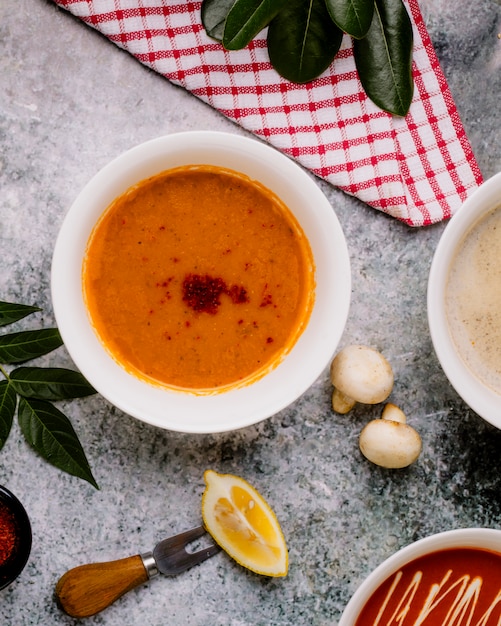 Zuppa di lenticchie servita con limone e funghi sul tavolo