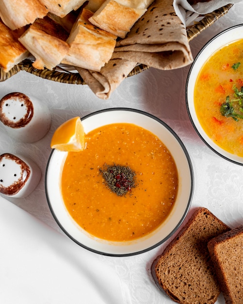 Free photo lentil soup served with lemon slice and herbs