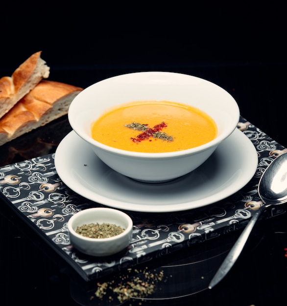 Foto gratuita zuppa di lenticchie sul tavolo