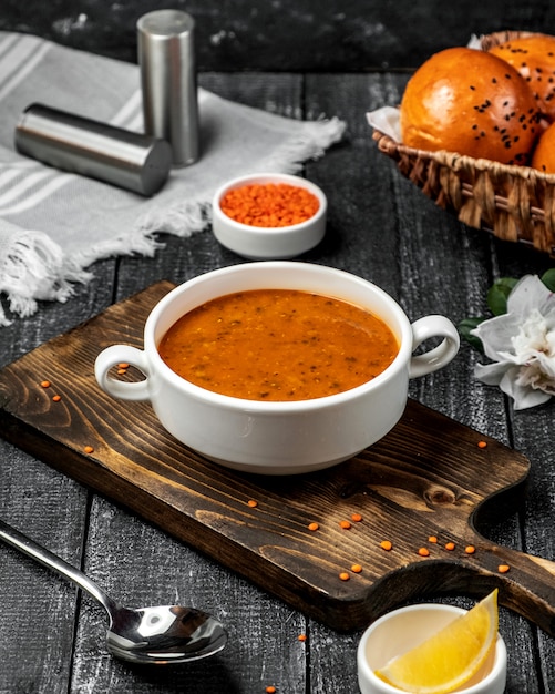 Foto gratuita zuppa di lenticchie sul tavolo