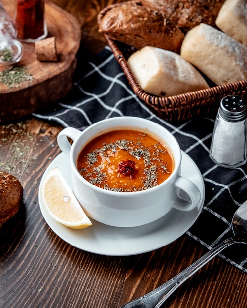 テーブルの上のパンとレンズ豆のスープ