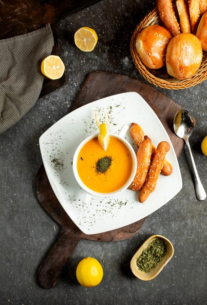 Lentil soup with a slice of lemon sprinkled with dried mint