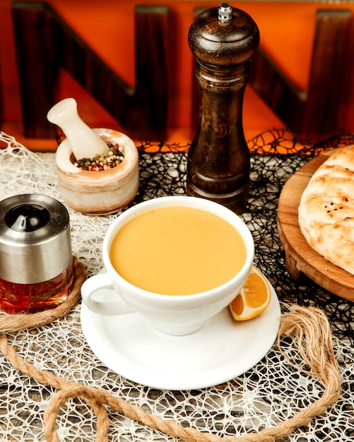 Free photo lentil soup with a slice of lemon