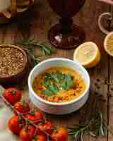 Foto gratuita zuppa di lenticchie con spezie, verdure e limone