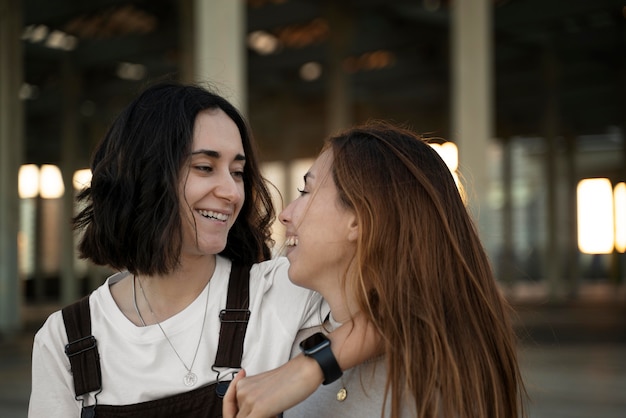 Foto gratuita coppia lesbica affettuosa l'una con l'altra