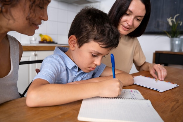 Лесбийская пара помогает своему сыну делать домашнее задание