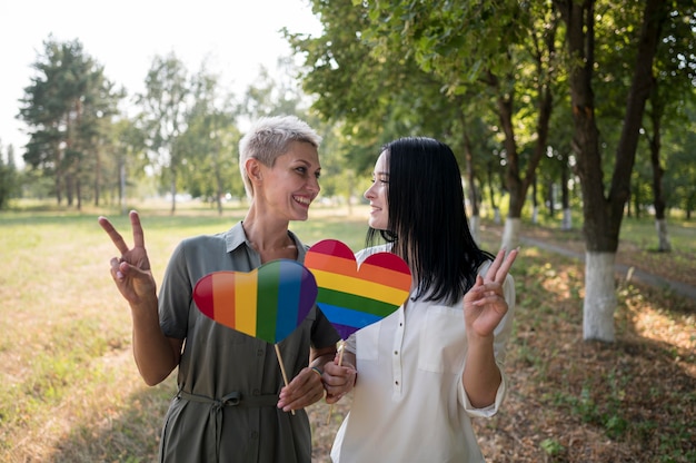 Lgbt 심장 모양 깃발을 들고 레즈비언 커플