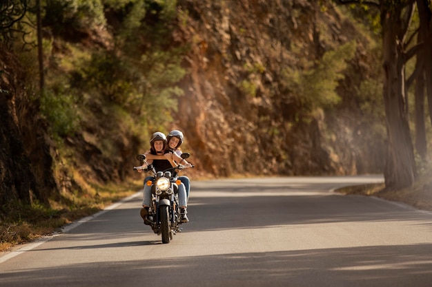 バイクロードトリップのレズビアンカップル