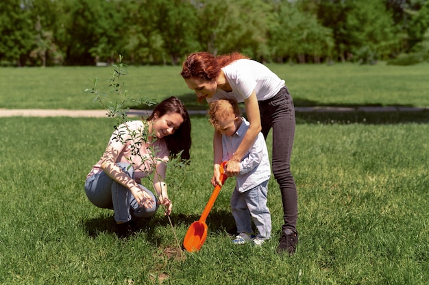 Coppia lesbica che trascorre del tempo con il figlio nel parco