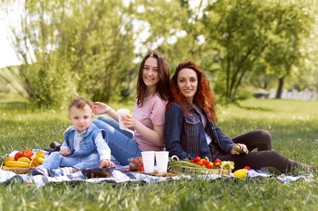 Foto gratuita coppia lesbica che trascorre del tempo con il figlio