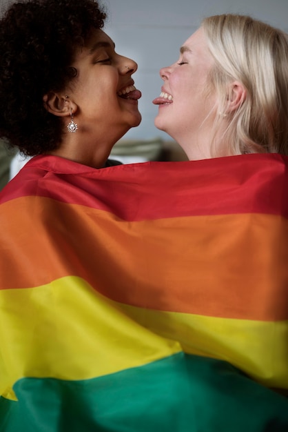 Foto gratuita coppia lesbica con bandiera arcobaleno