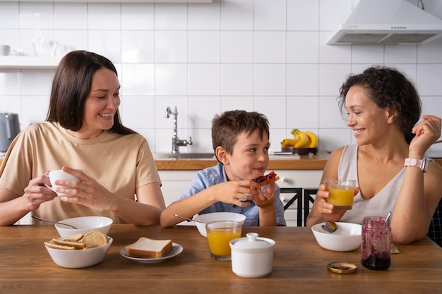 朝食を食べる息子とレズビアンのカップル